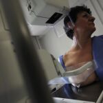 Una paciente se somete a una mamografía