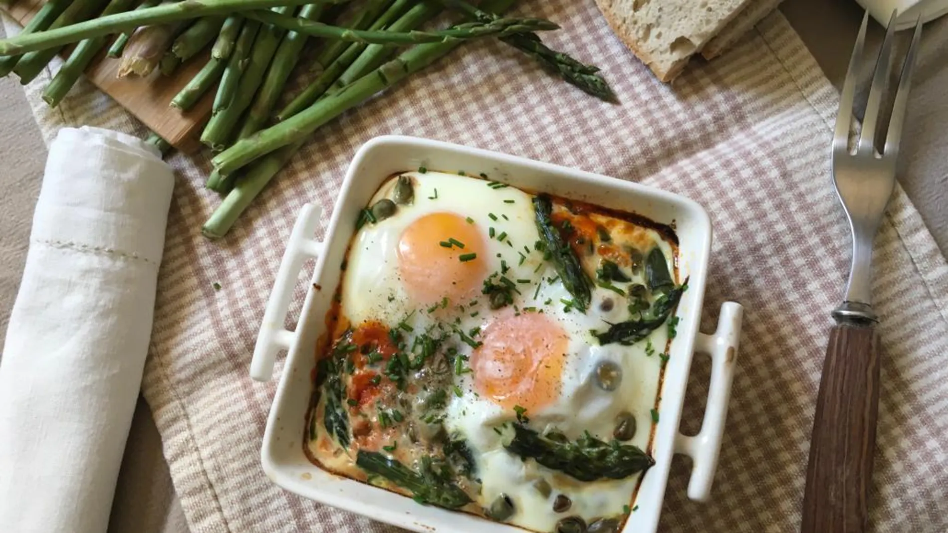 Huevos al plato con espárragos y habitas