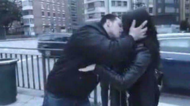 Momento en el que el denunciado besa a una mujer sin su consentimiento