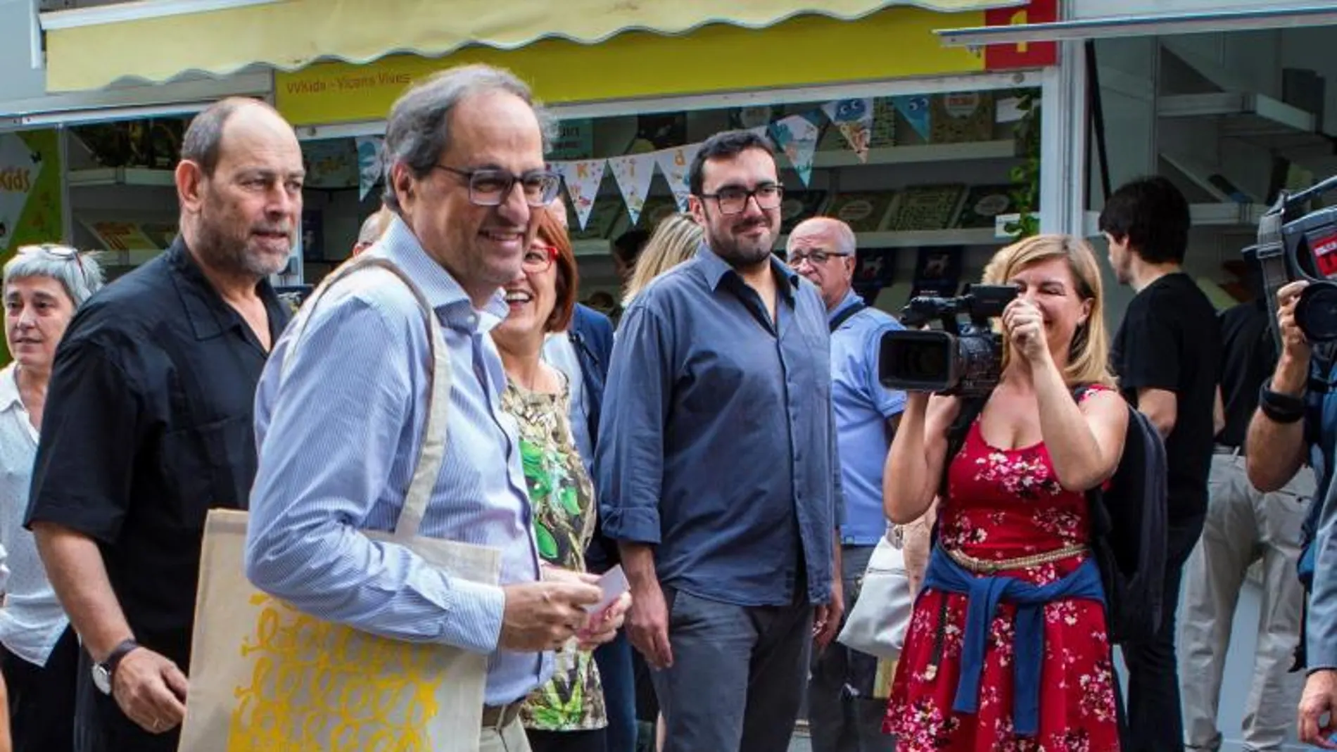 El presidente de la Generalitat visita la 36 Semana del Libro en Catalán, ayer en Barcelona. Quim Torra amaga de forma continua con un adelanto electoral. Primero habló de nuevas elecciones a partir del 27 de octubre, pero los sondeos no le acompañan