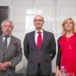 De izquierda a derecha, José Manuel Biscaia, Javier Iglesias y Chavela de la Torre, renueva el convenio