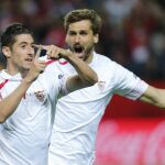 Sergio Escudero (i) celebra con su compañero, Fernando Llorente, el gol marcado ante el Valencia