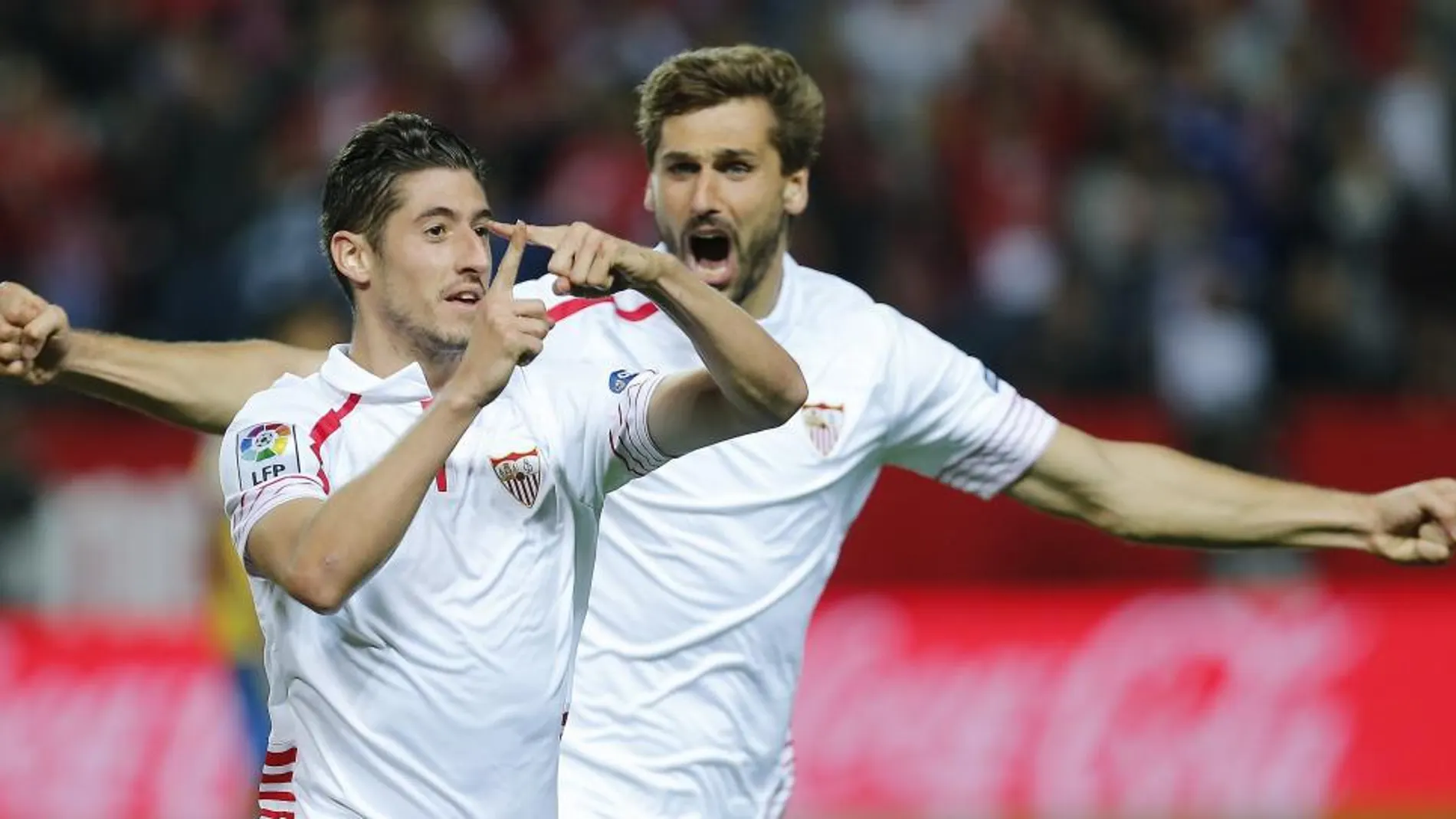 Sergio Escudero (i) celebra con su compañero, Fernando Llorente, el gol marcado ante el Valencia