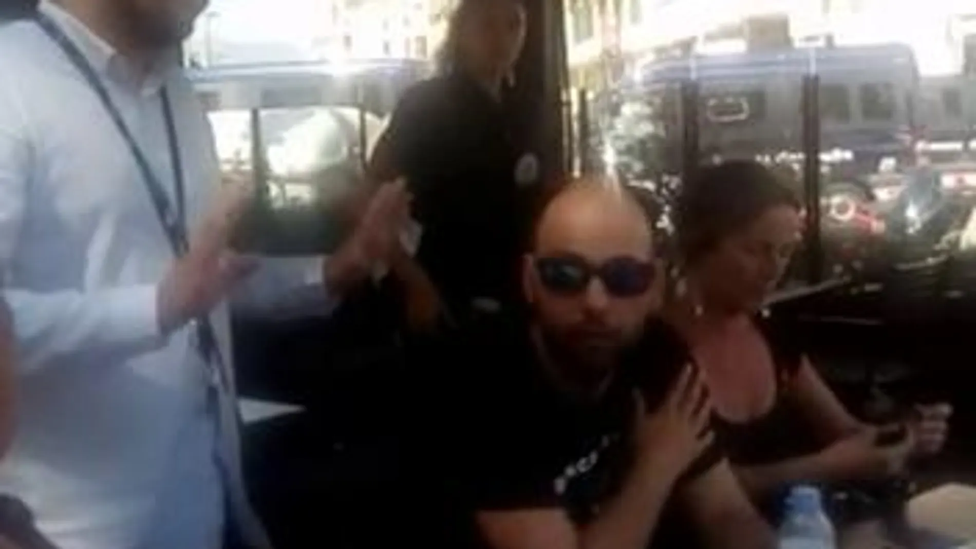 El encargado del local pide al grupo que se marchen.