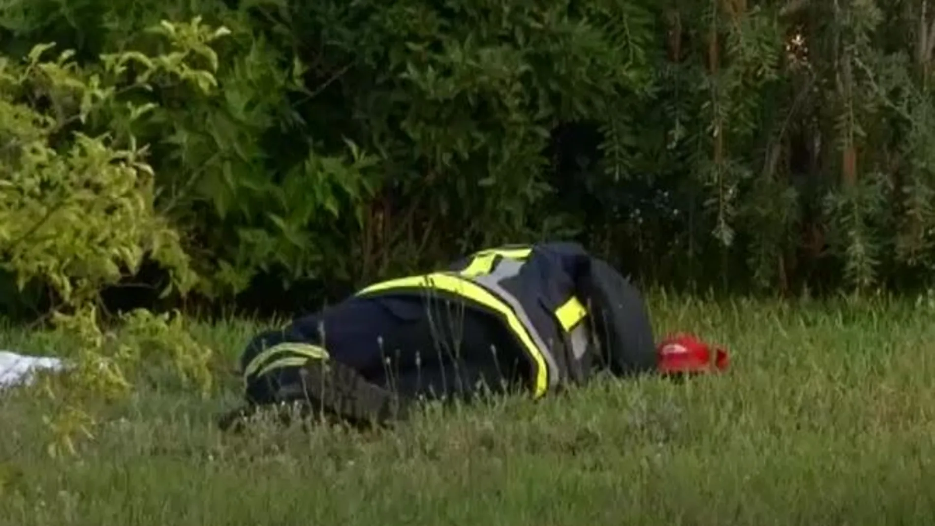 Un bombero duerme sobre el cesped del parque de voluntarios