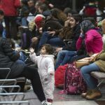 Varias familias aguardan en el centro de registro de refugiados de Berlín (Alemania)
