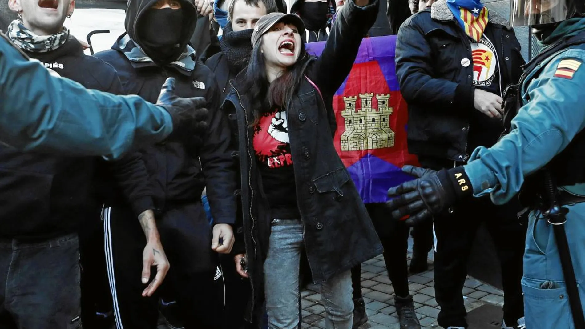 La Guardia Civil y la Policía Foral tuvieron que controlar a los abertzales y radicales que se propusieron boicotear el acto de homenaje a los guardias civiles / Efe