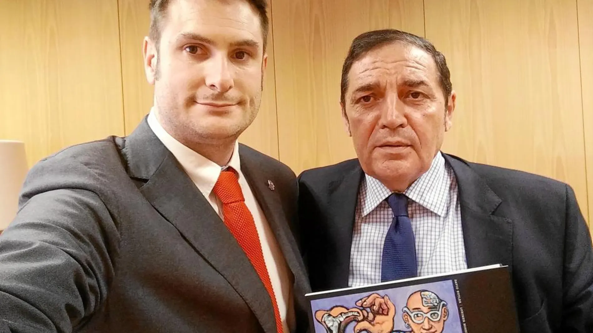 A la izquierda, José luis Morencia junto con el consejero Antonio Sáez Aguado en la presentación del libro «Escuchando el dolor», del australiano David Butler, uno de los ponentes del Congreso