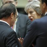 La primera ministra británica Theresa May conversa con el presidente francés François Hollande
