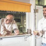 Los cocineros de Mawey Taco Bar, Fernando Carrasco (a la dcha.) y Julián Barros tienen llenazos diarios. Foto: Gonzalo Pérez