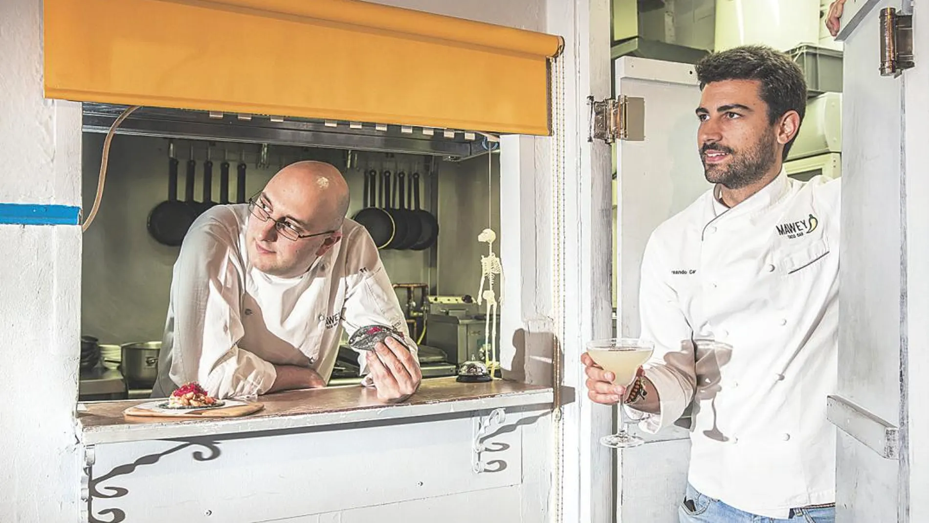 Los cocineros de Mawey Taco Bar, Fernando Carrasco (a la dcha.) y Julián Barros tienen llenazos diarios. Foto: Gonzalo Pérez