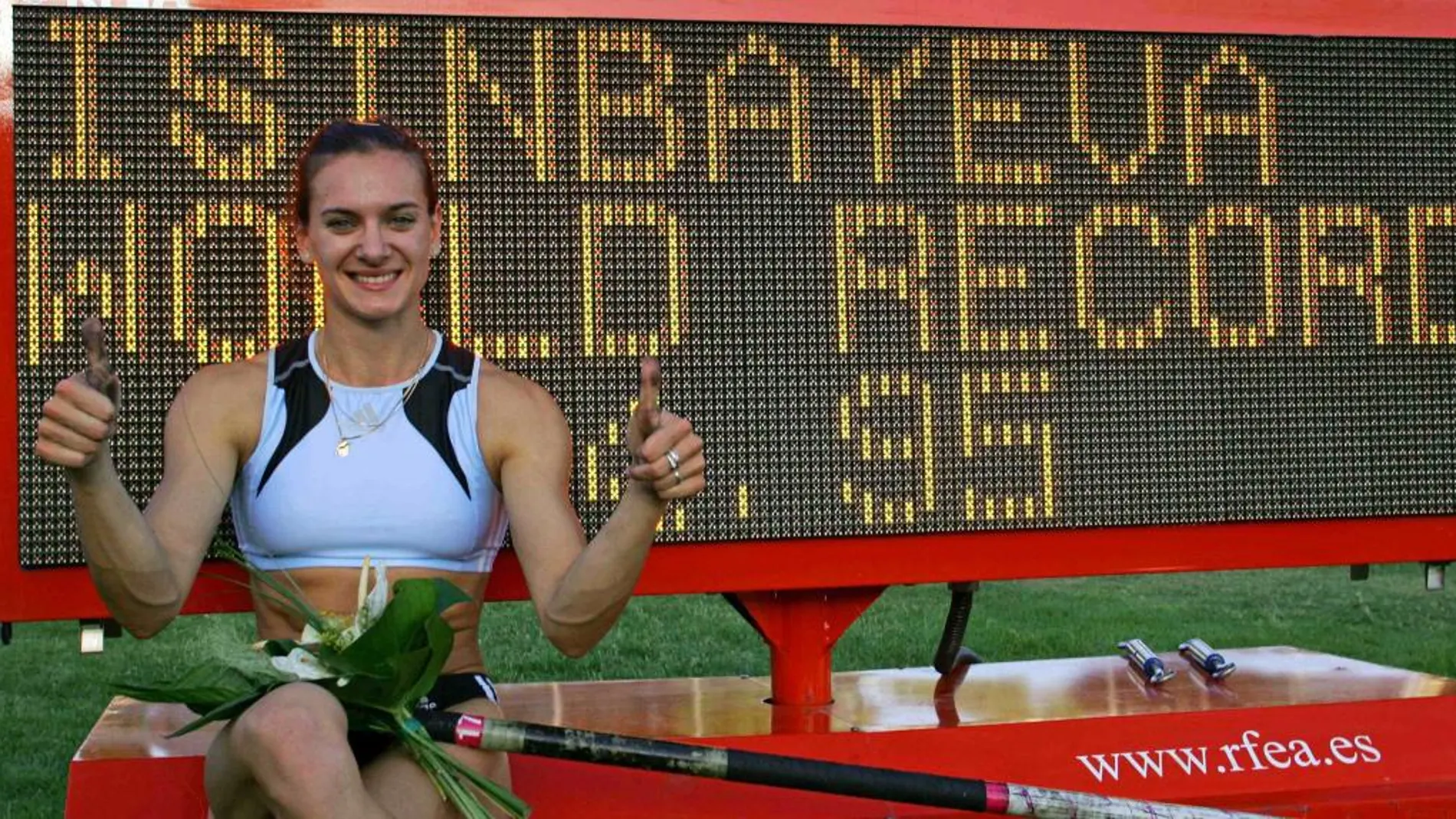 Yelena Isinbayeva, posa ante el panel que registra uno de sus récords