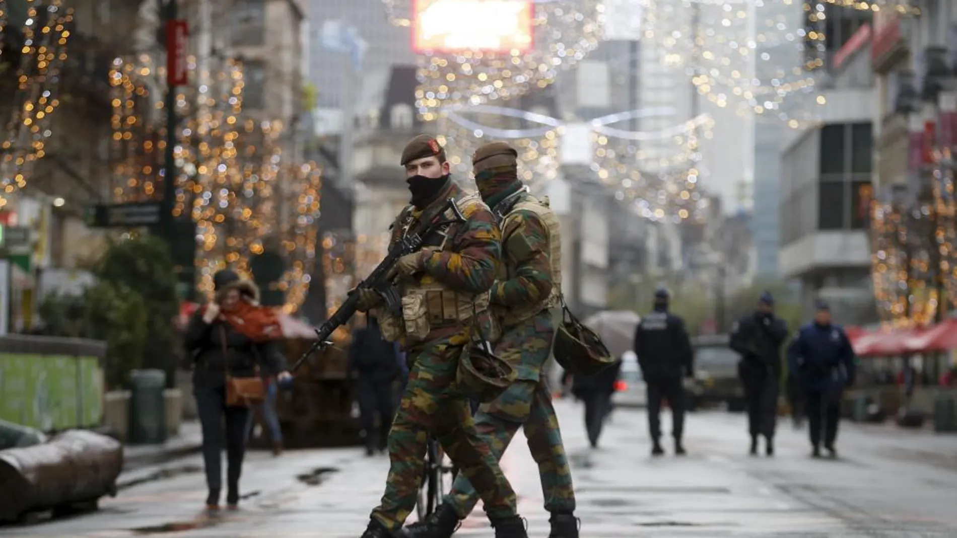 Agentes de policía belgas patrullan la Rue Neuve de Bruselas