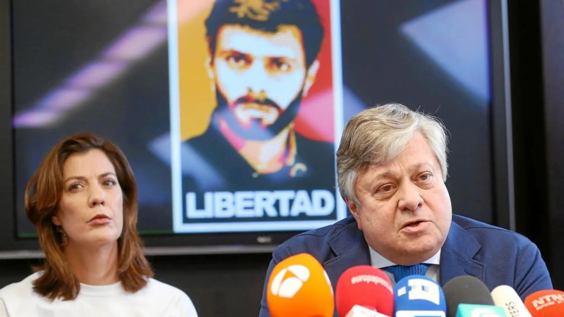 El padre y la hermana de Leopoldo López, ayer, en Madrid