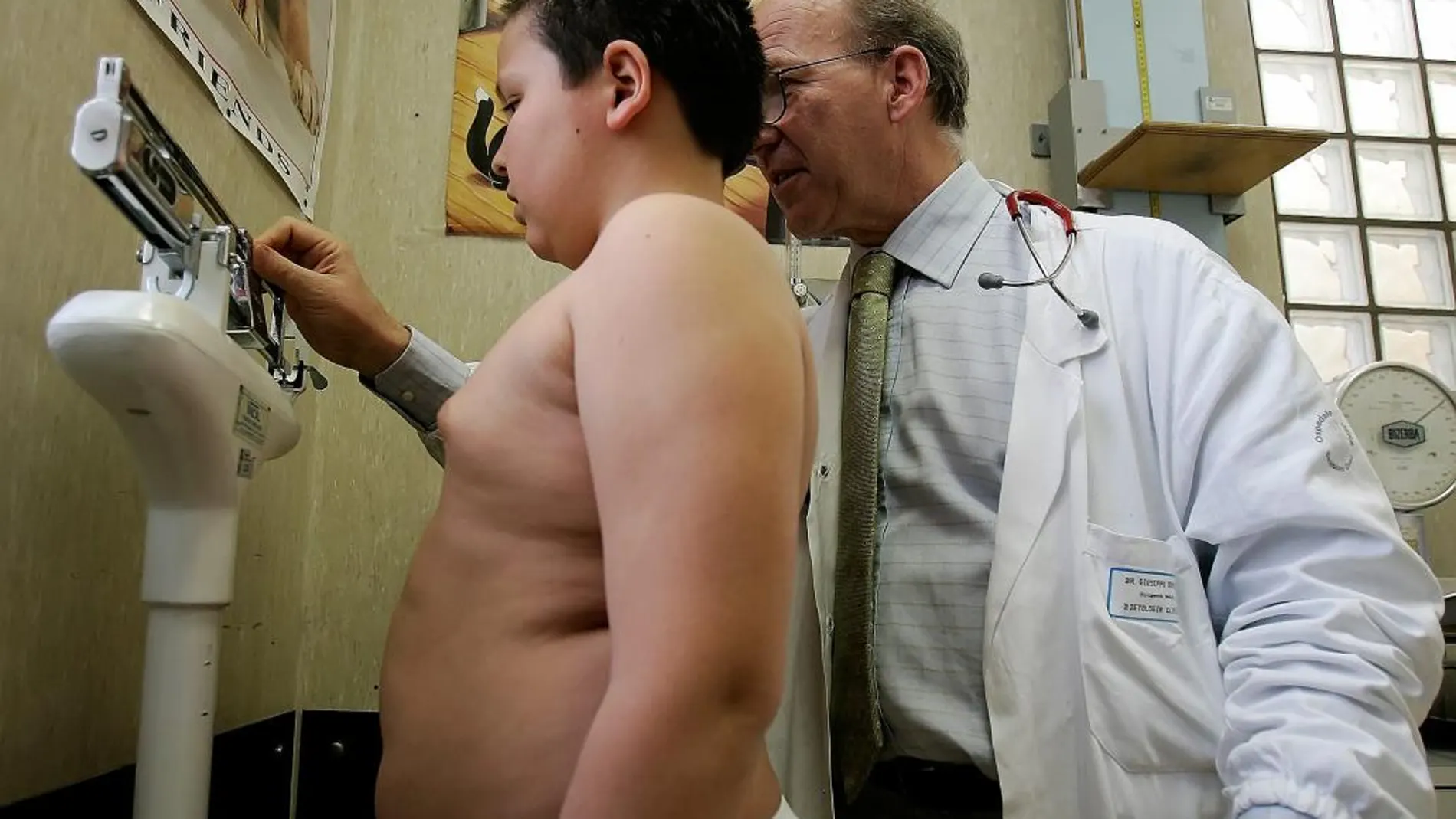 Un médico pesa a un niño, en una imagen de archivo