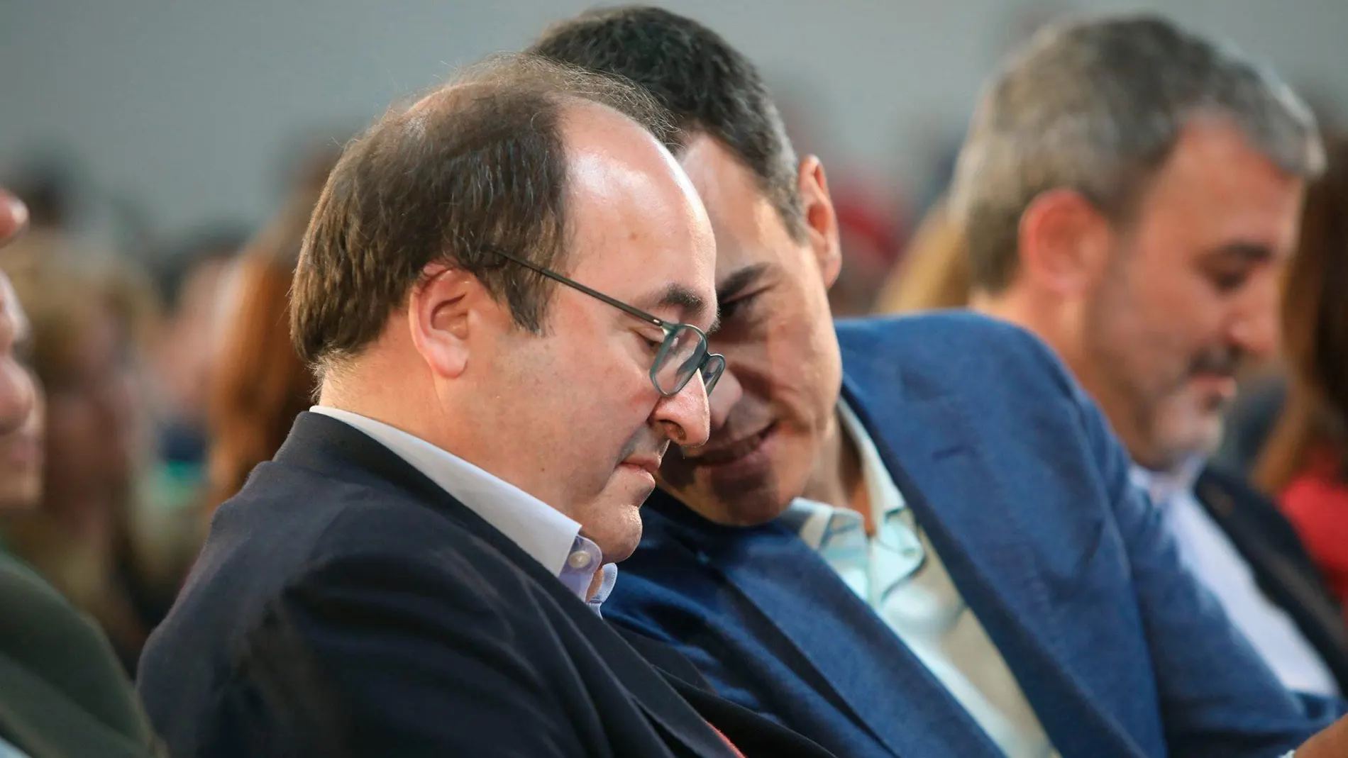 Pedro Sánchez, durante la clausura de la convención municipal del PSC en Tarragona, junto al líder del PSC Miquel Iceta .-EFE/Jaume Sellart