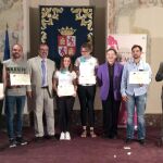 El consejero Fernando Rey posa junto a los galardonados por sus proyectos empresariales