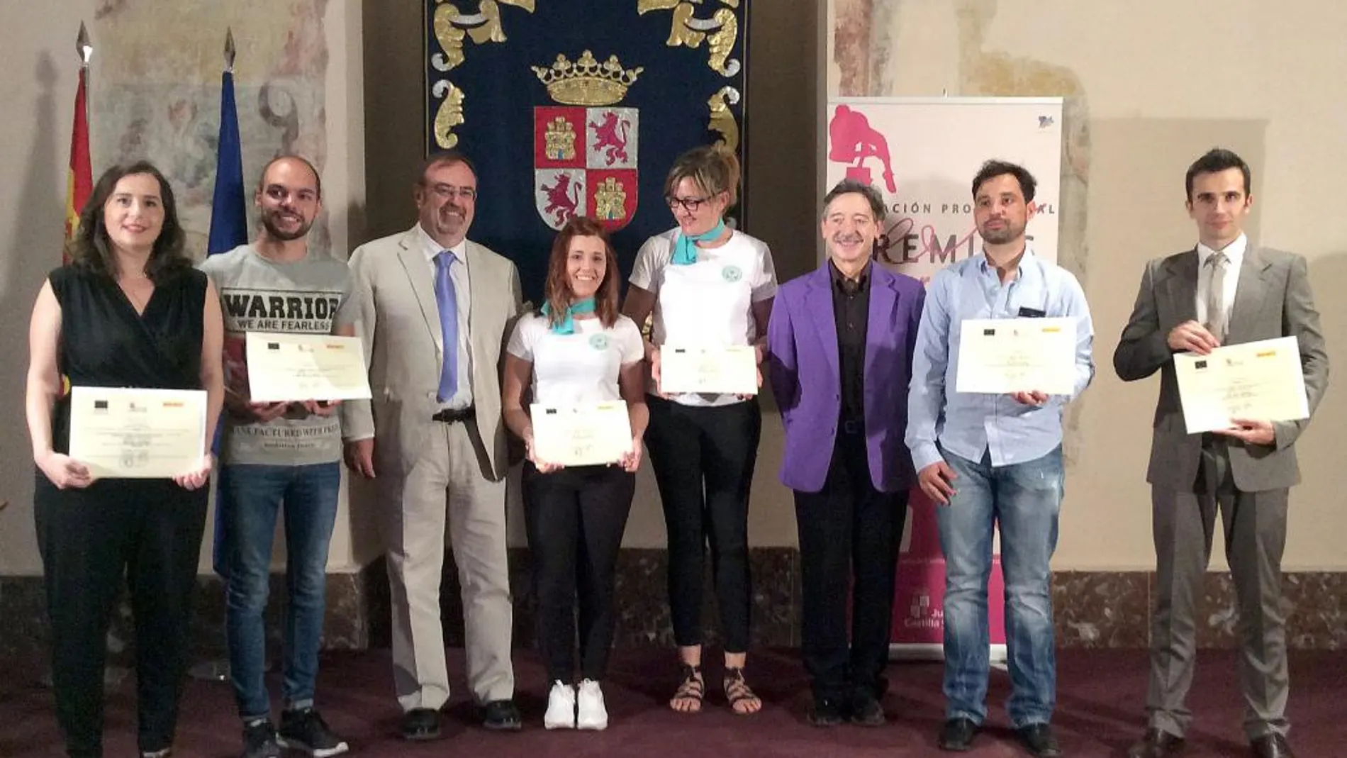 El consejero Fernando Rey posa junto a los galardonados por sus proyectos empresariales