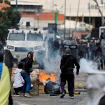 Enfrentamientos entre la policía y manifestantes durante las protestas contra Nicolás maduro en Caracas, el pasado miércoles