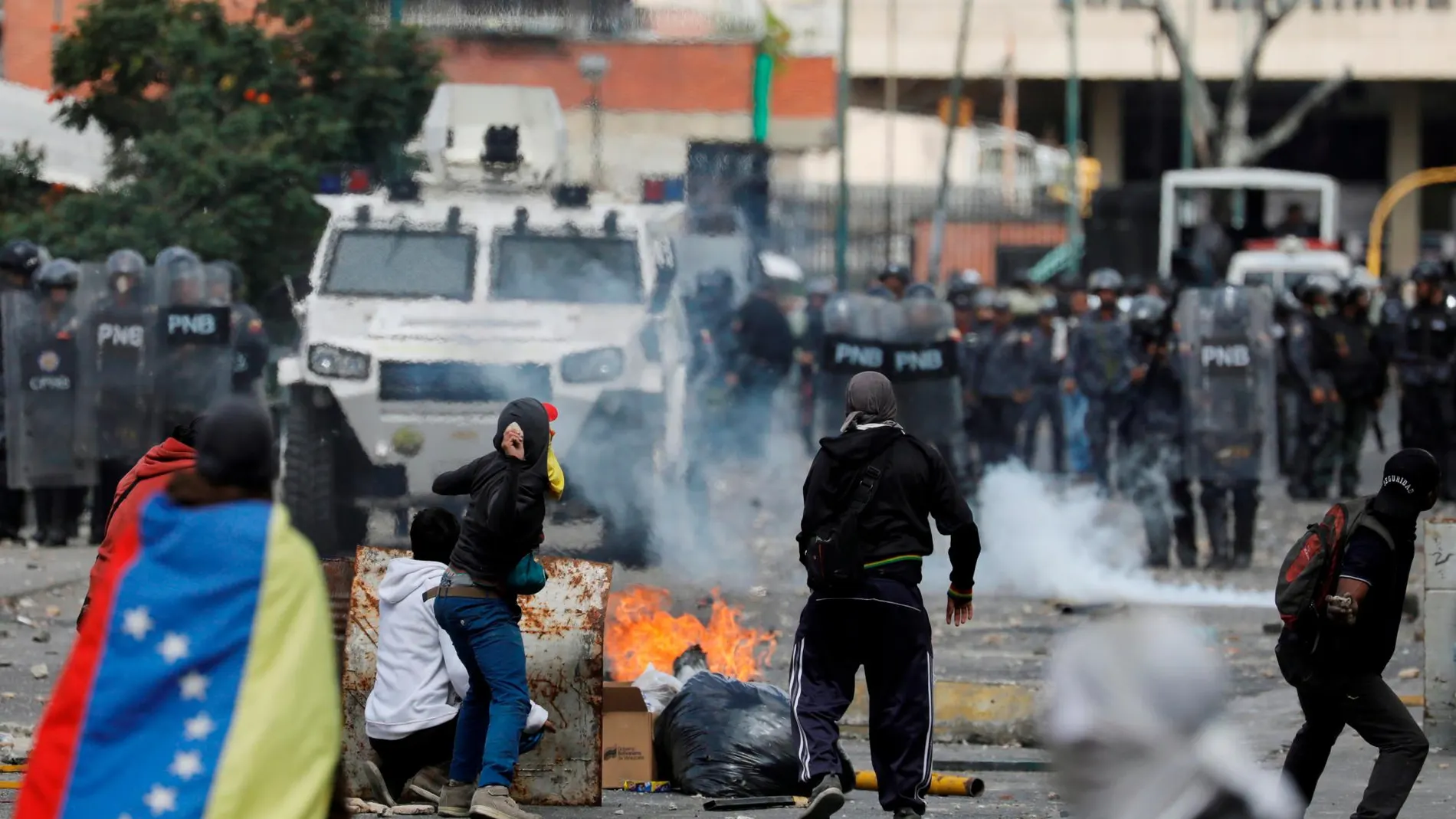 Enfrentamientos entre la policía y manifestantes durante las protestas contra Nicolás maduro en Caracas, el pasado miércoles