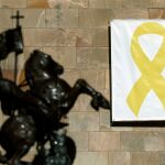 Vista del lazo amarillo colocado en el Pati dels Tarongers del Palau de la Generalitat
