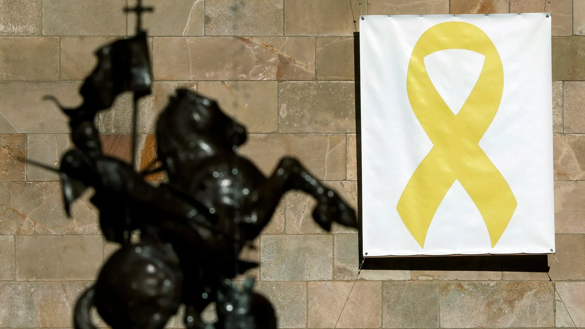 Vista del lazo amarillo colocado en el Pati dels Tarongers del Palau de la Generalitat