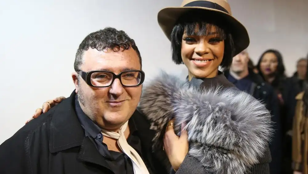 El diseñador Alber Elbaz con la cantante Rihanna