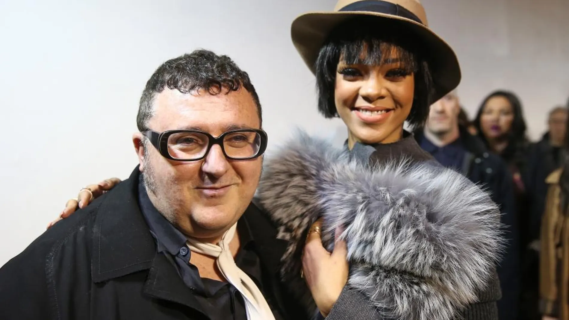 El diseñador Alber Elbaz con la cantante Rihanna