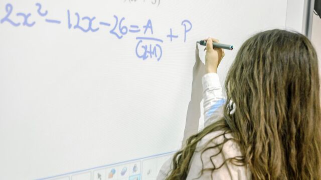 Una alumna británica durante una clase de matemáticas