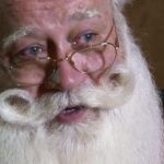 Eric Schmitt-Matzen representa a Papá Noel y da 80 espectáculos cada año para los niños