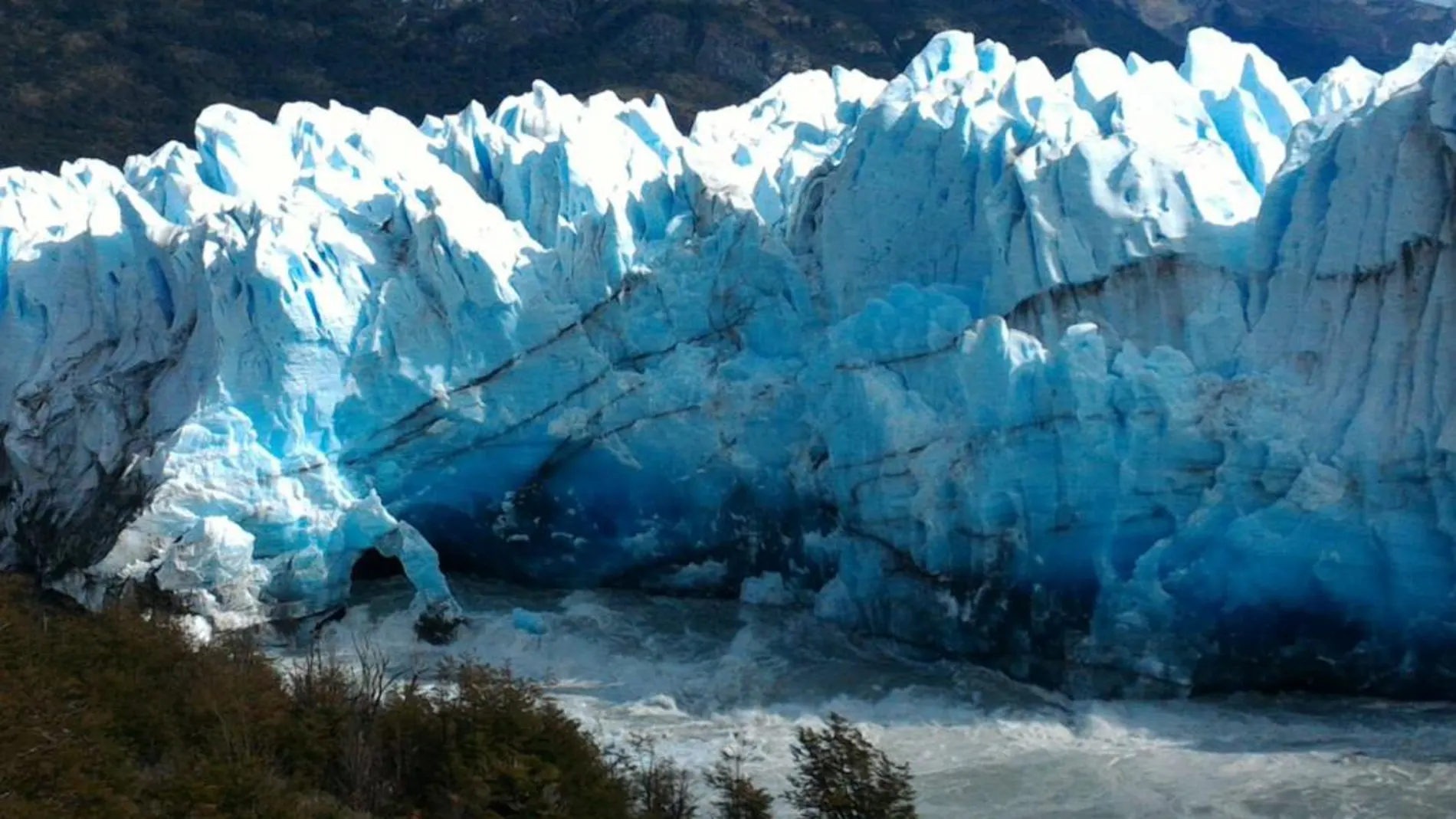 El glaciar Perito Moreno, situado en el sur de Argentina, durante el proceso hacia su cíclica ruptura