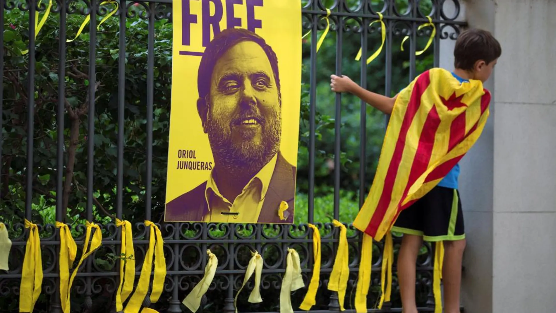 Un cartel pide la libertad de ex vicepresidente catalán Oriol Junqueras. Foto. Efe