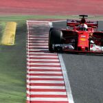El piloto alemán de Ferrari, Sebastian Vettel, durante la tercera jornada de la segunda tanda de entrenamientos oficiales de pretemporada que se realizan en el Circuito de Barcelona-Cataluña