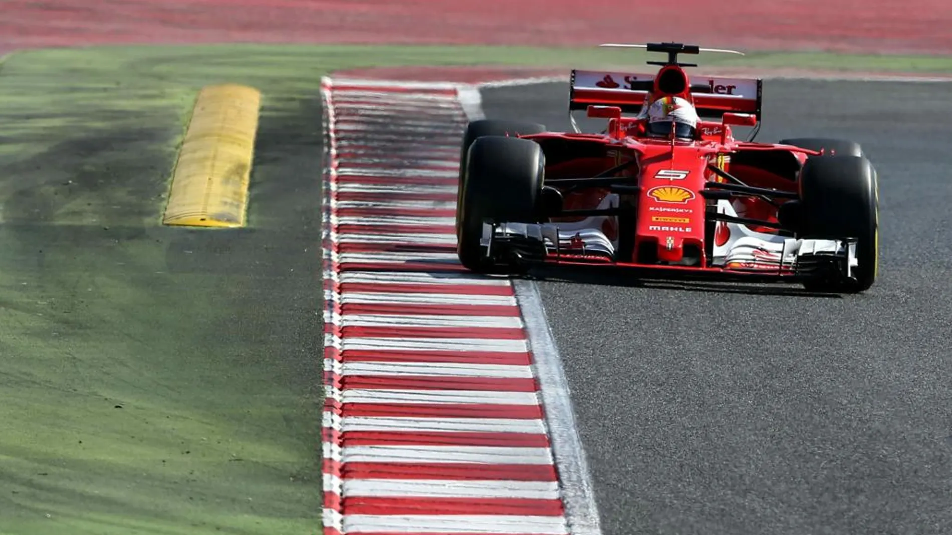 El piloto alemán de Ferrari, Sebastian Vettel, durante la tercera jornada de la segunda tanda de entrenamientos oficiales de pretemporada que se realizan en el Circuito de Barcelona-Cataluña