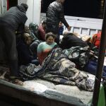 Vista de la llegada de un grupo de inmigrantes al puerto de Mytilini, isla de Lesbos