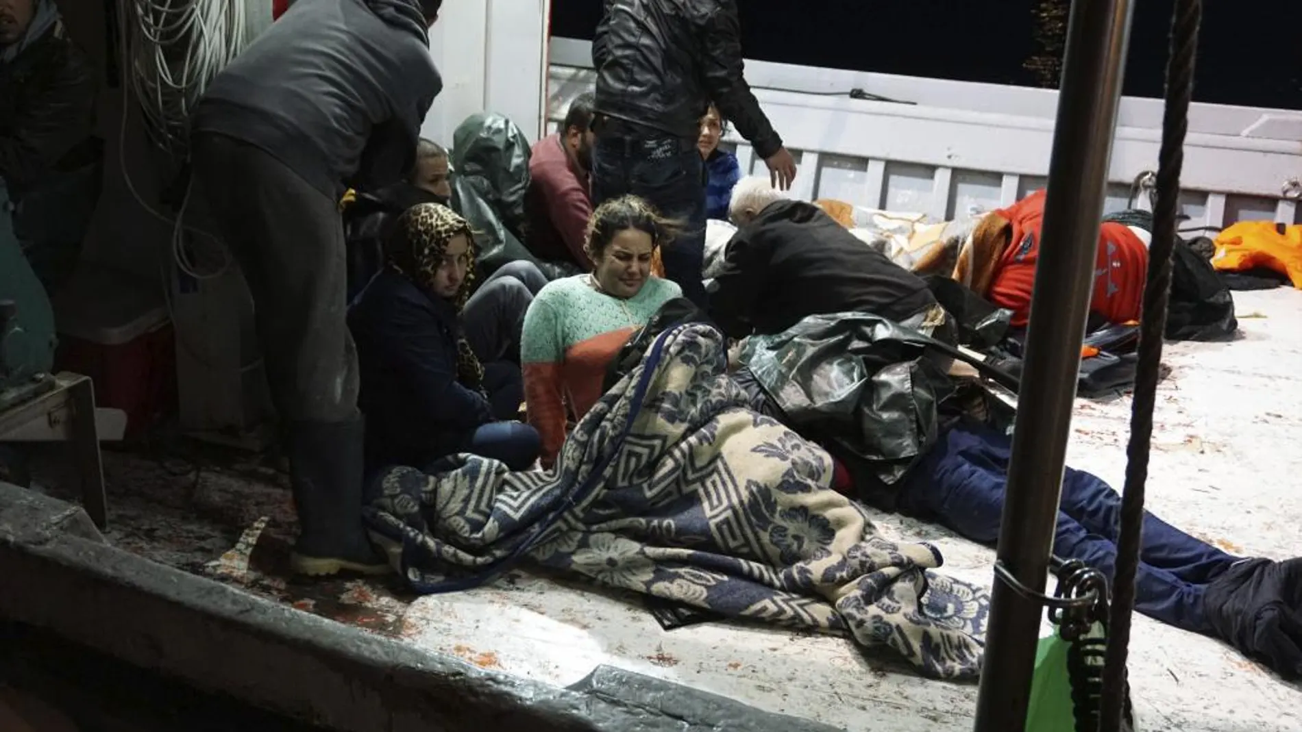 Vista de la llegada de un grupo de inmigrantes al puerto de Mytilini, isla de Lesbos