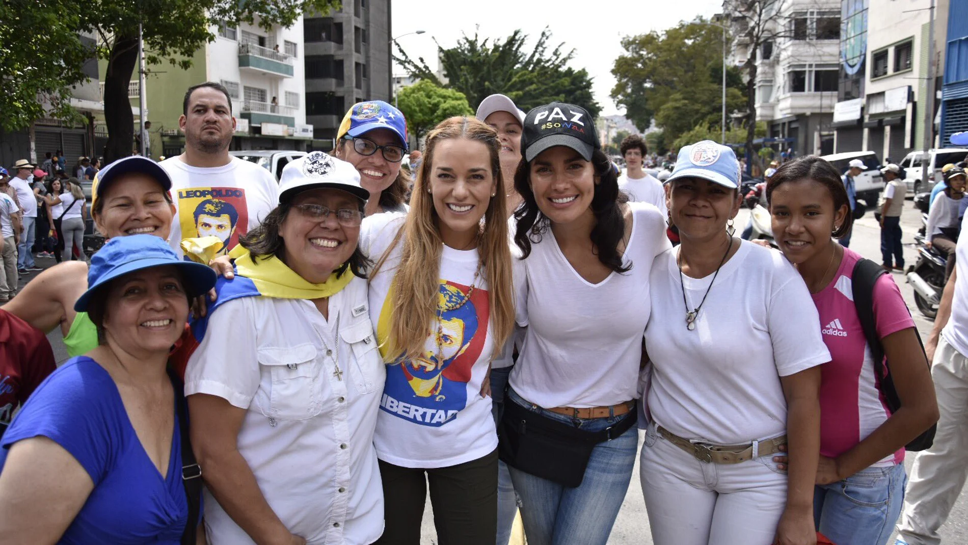 La activista venezolana Lilian Tintori en una protesta en Caracas contra el apagón / Twitter