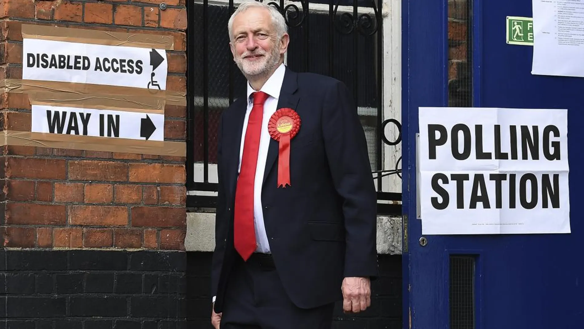 El líder laborista Jeremy Corbyn saluda tras ejercer su derecho al voto en un colegio electoral en el distrito de Islington en Londres (Reino Unido)