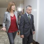 La líder del PSE, Idoia Mendia, junto al futuro lendakari, Iñigo Urkullu, en el Parlamento vasco