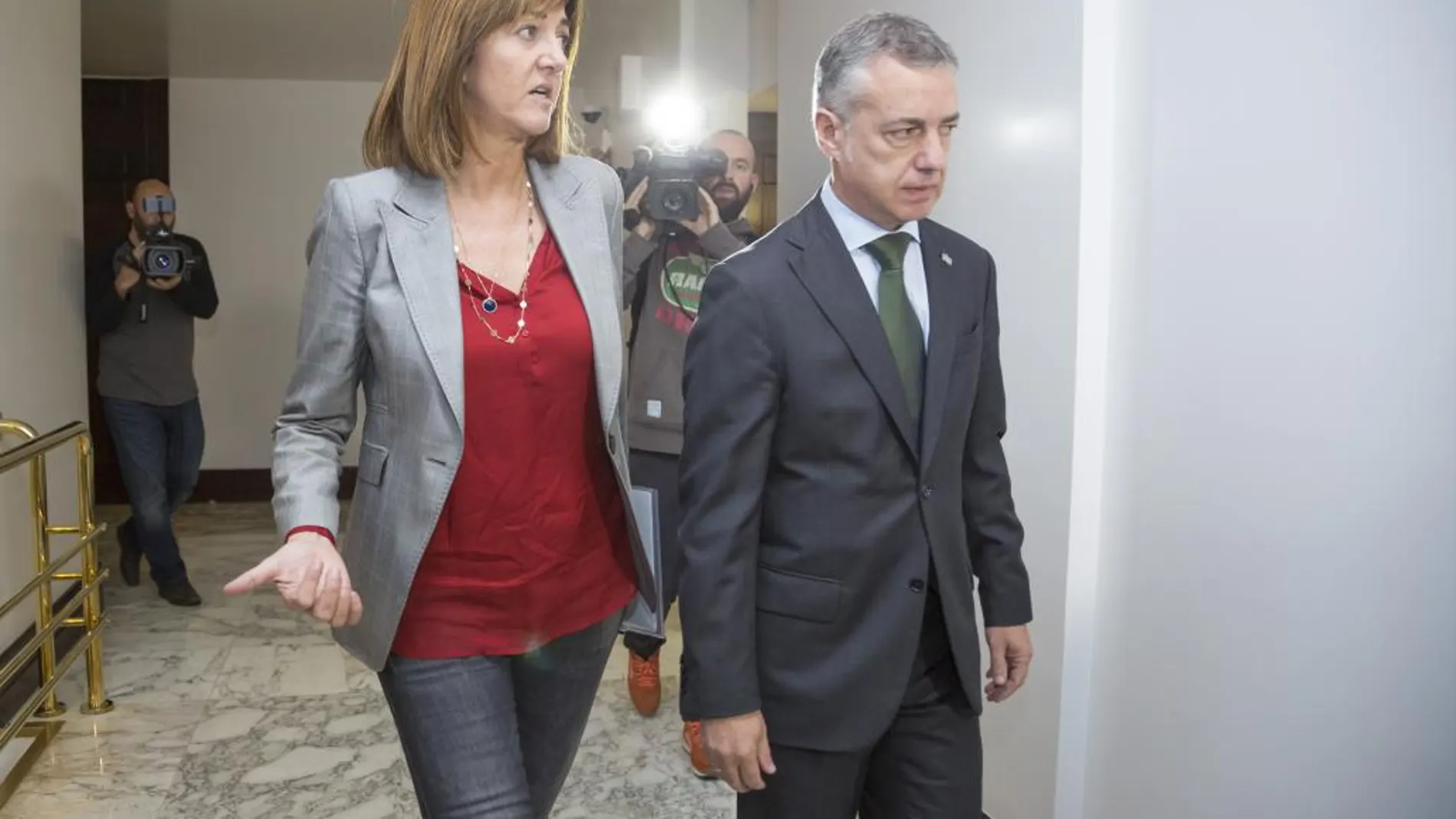 La líder del PSE, Idoia Mendia, junto al futuro lendakari, Iñigo Urkullu, en el Parlamento vasco