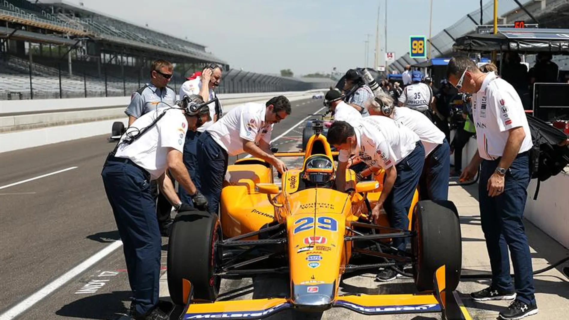 En apenas 26 horas, Alonso pasó de conducir un F-1 en Barcelona a subirse en un IndyCar en Indiana