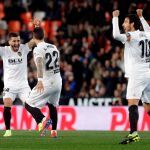 Los jugadores del Valencia celebran el gol de su compañero, Mouctar Diakhaby ante el Villarreal, tras consultar el árbitro Del Cerro Grande el VAR / Efe