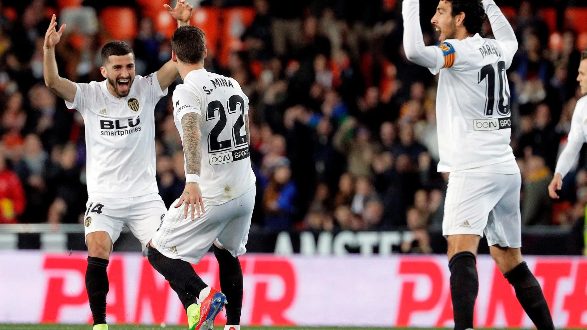 Los jugadores del Valencia celebran el gol de su compañero, Mouctar Diakhaby ante el Villarreal, tras consultar el árbitro Del Cerro Grande el VAR / Efe