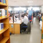 Estudiantes en una biblioteca / Javier Fernández Largo
