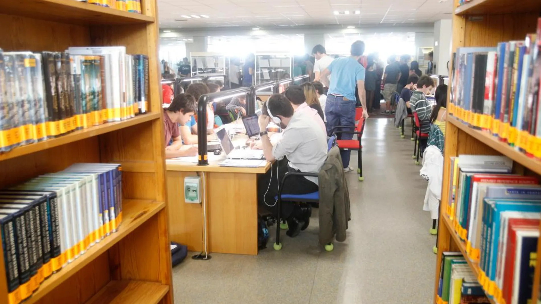 Estudiantes en una biblioteca / Javier Fernández Largo