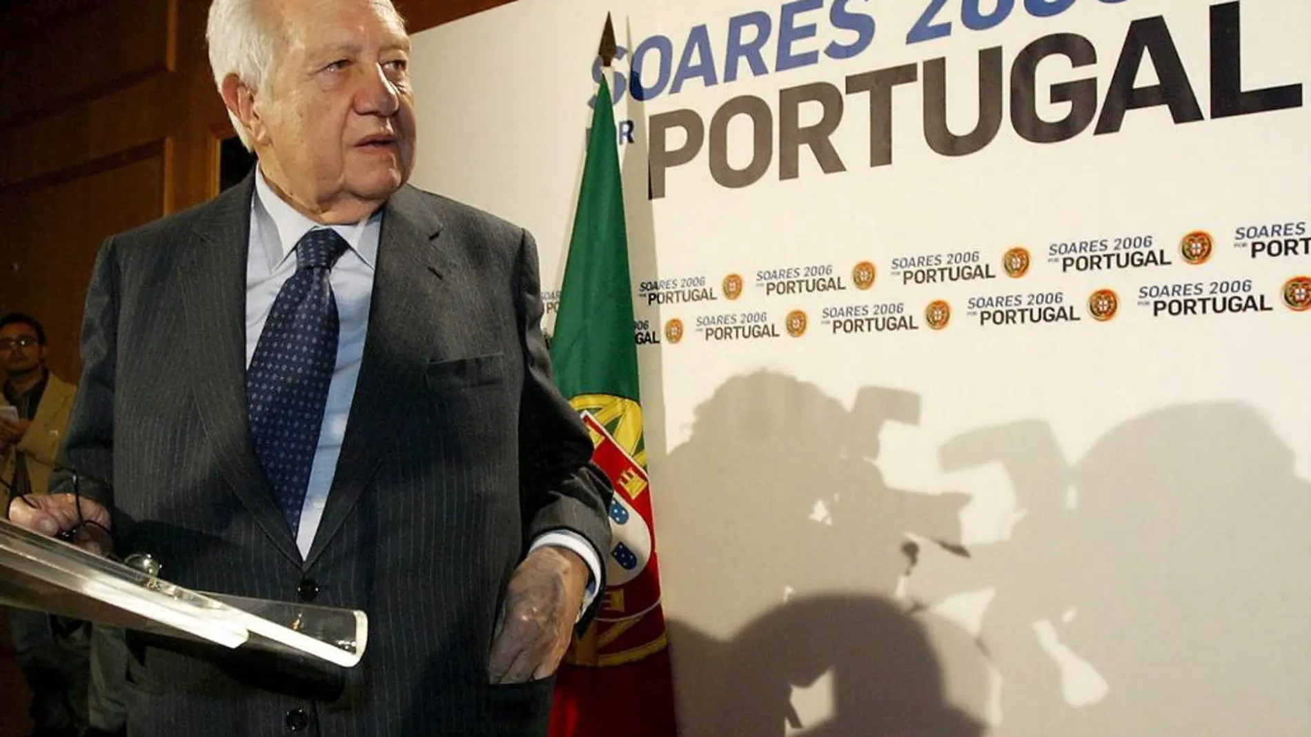 Imagen de archivo del 22 de enero de 2006 del ex presidente de Portugal, cuando era candidato presidencial, Mario Soares, durante la noche electoral en Lisboa