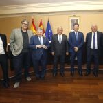 Fermín Herrero, Juan Manuel de Prada, Luis María Ansón, Gonzalo Santonja, Francisco Vázquez, Emilio Lázaro y Antonio Colinas, durante el fallo del jurado del Premio de Poesía Jaime Gil de Biedma