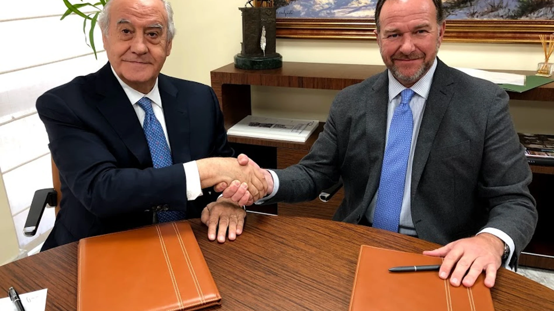 Ramón Valencia y José Luis García-Palacios Álvarez sellando el acuerdo