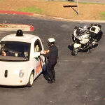 Imagen del agente con el coche autónomo de Google