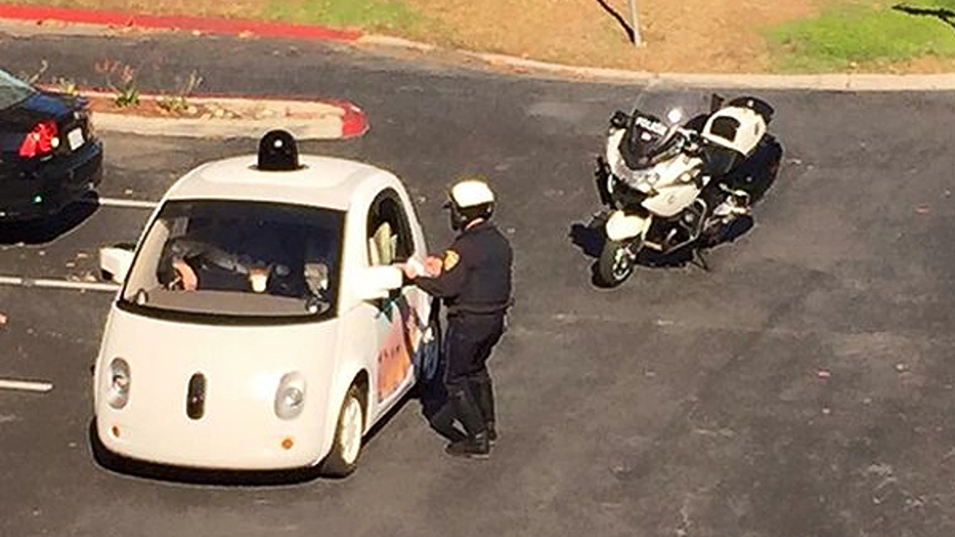 Imagen del agente con el coche autónomo de Google